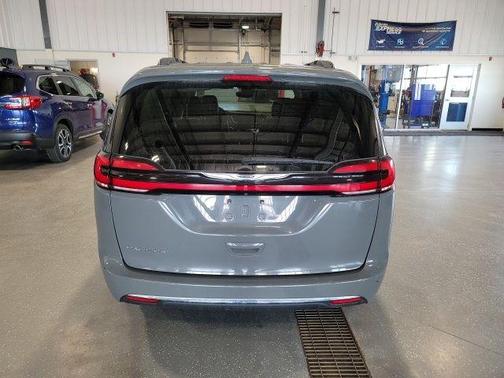 Ceramic Gray Clearcoat 2022 Chrysler Pacifica Touring-L