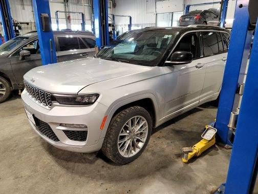 2022 Jeep Grand Cherokee Summit