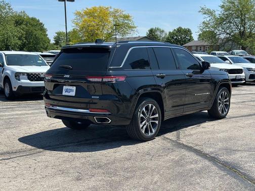 Diamond Black Crystal Pearlcoat 2023 Jeep Grand Cherokee Overland