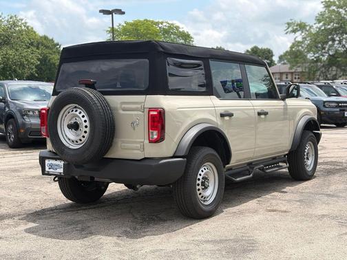 Desert Sand 2025 Ford Bronco Base