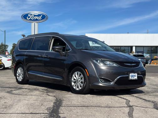 Granite Crystal Metallic Clearcoat 2017 Chrysler Pacifica Base