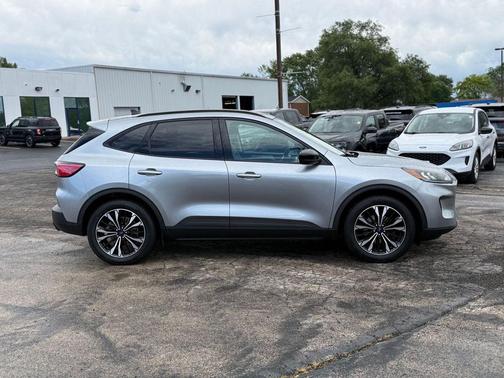 Iconic Silver Metallic 2022 Ford Escape SE
