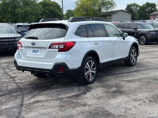 Crystal White Pearl 2019 Subaru Outback 2.5i