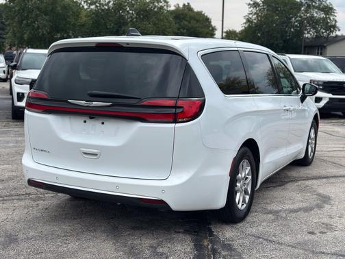 Bright White Clearcoat 2026 Chrysler Pacifica Select AWD