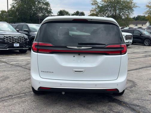 Bright White Clearcoat 2026 Chrysler Pacifica L