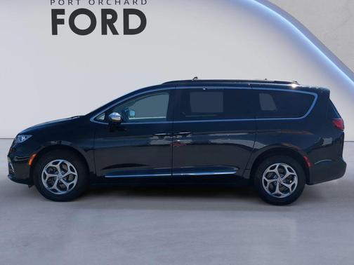 Brilliant Black Crystal Pearlcoat 2022 Chrysler Pacifica Limited