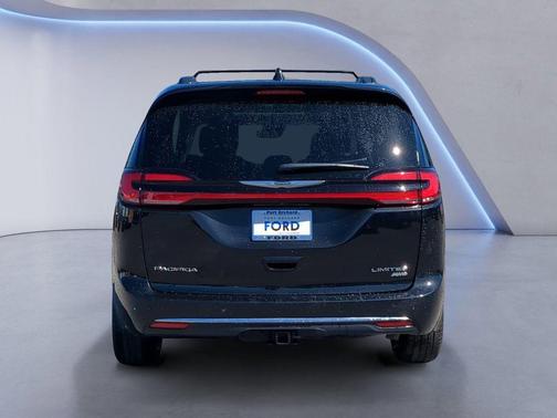 Brilliant Black Crystal Pearlcoat 2022 Chrysler Pacifica Limited