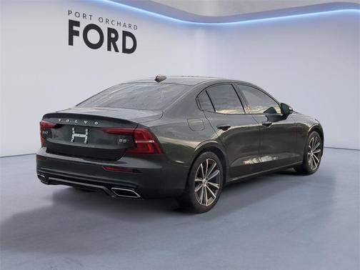 2022 Volvo S60 T5 Momentum