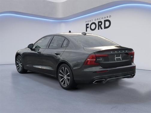 2022 Volvo S60 T5 Momentum