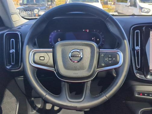 2024 Volvo XC40 B5 Core