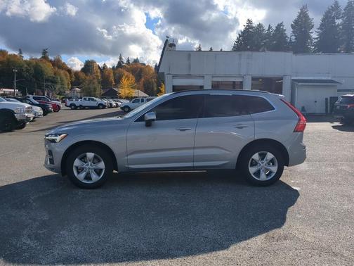 2022 Volvo XC60 B5 Momentum