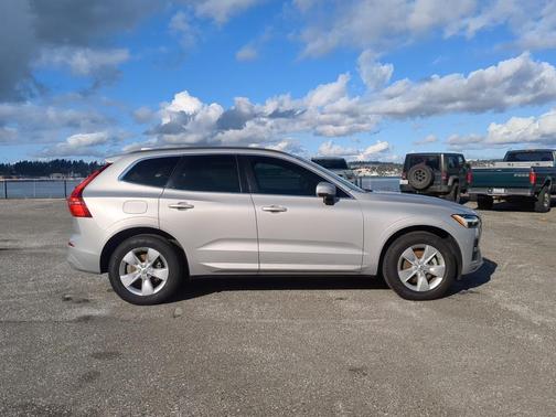 2022 Volvo XC60 B5 Momentum