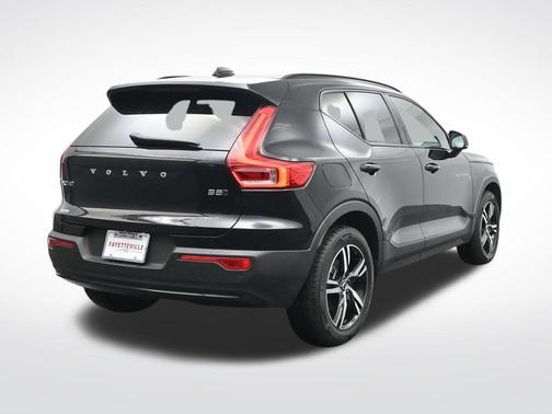 Onyx Black Metallic 2024 Volvo XC40 B5 Core