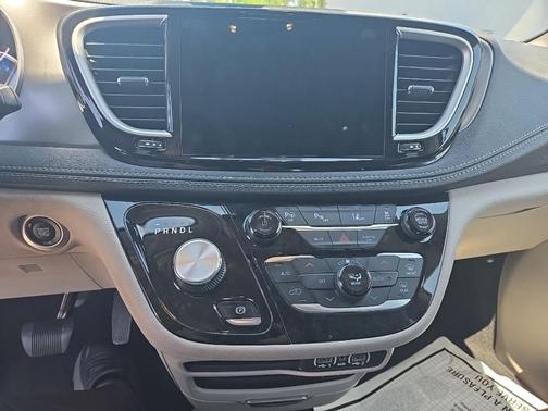 2022 Chrysler Pacifica Hybrid Touring L