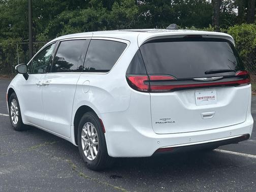 2023 Chrysler Pacifica Touring-L