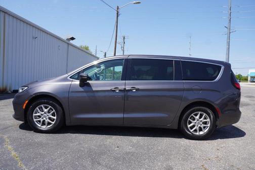 2023 Chrysler Pacifica Touring-L