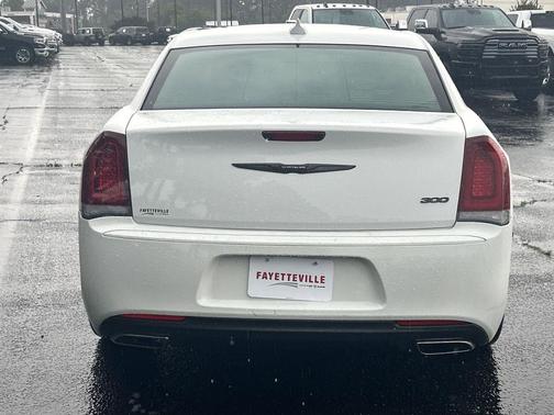 2022 Chrysler 300 Touring