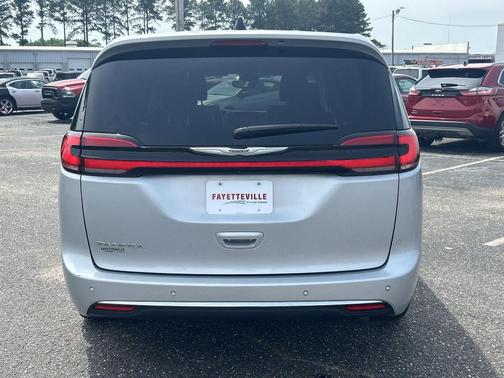 2023 Chrysler Pacifica Touring-L