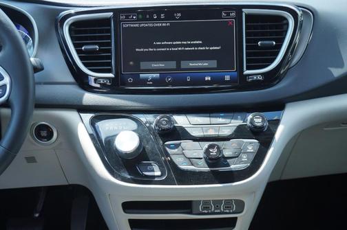 2023 Chrysler Pacifica Touring-L