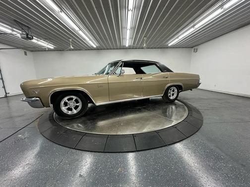 Champagne 1966 Chevrolet Caprice Classic