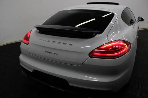 2016 Porsche Panamera Edition