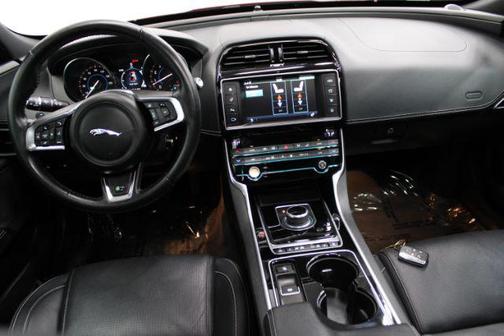 2017 Jaguar XE 35t R-Sport