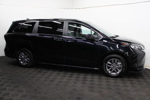2024 Toyota Sienna LE