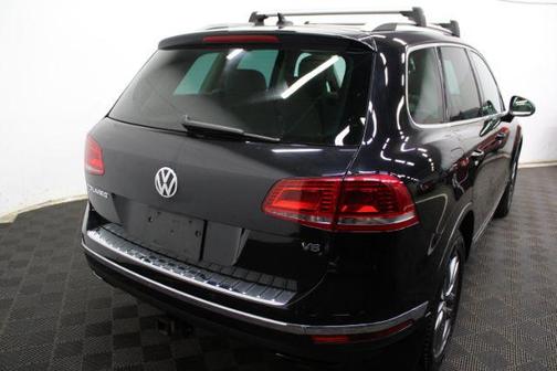 Deep Black Pearl 2016 Volkswagen Touareg VR6 Lux
