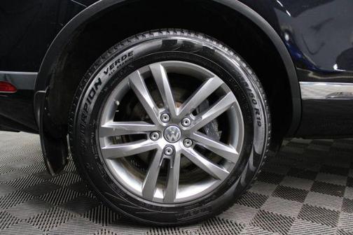 Deep Black Pearl 2016 Volkswagen Touareg VR6 Lux