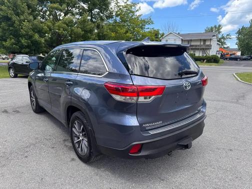 Blue 2018 Toyota Highlander XLE