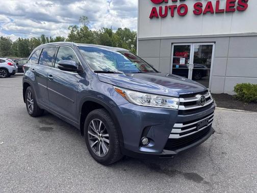 Blue 2018 Toyota Highlander XLE