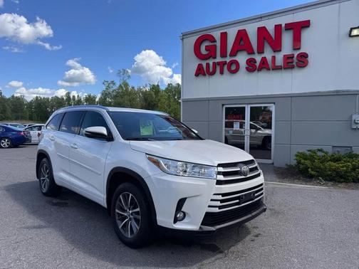 White 2017 Toyota Highlander XLE