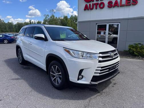 White 2017 Toyota Highlander XLE