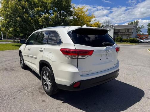 White 2017 Toyota Highlander XLE