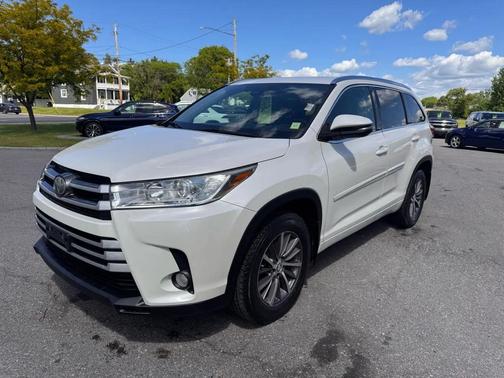 White 2017 Toyota Highlander XLE