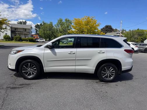 White 2017 Toyota Highlander XLE