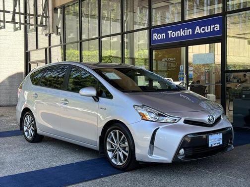 2016 Toyota Prius v Five