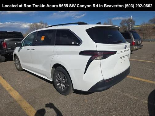 2023 Toyota Sienna LE