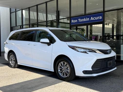 2023 Toyota Sienna LE