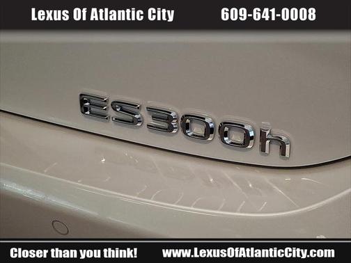 2025 Lexus ES 300h Luxury