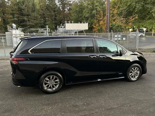 2021 Toyota Sienna XLE 7 Passenger