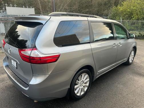 2017 Toyota Sienna XLE