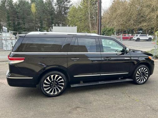Infinite Black Metallic Clearcoat 2022 Lincoln Navigator Black Label
