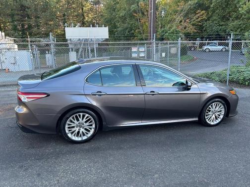 2019 Toyota Camry Hybrid XLE