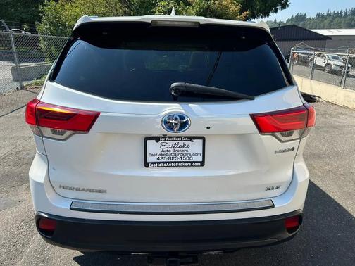 Blizzard Pearl 2019 Toyota Highlander Hybrid XLE