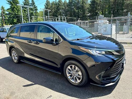 2022 Toyota Sienna LE