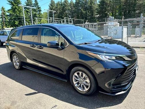2022 Toyota Sienna LE