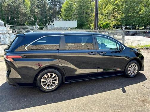 2022 Toyota Sienna LE