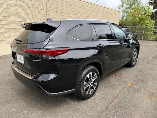 Midnight Black Metallic 2022 Toyota Highlander Hybrid XLE