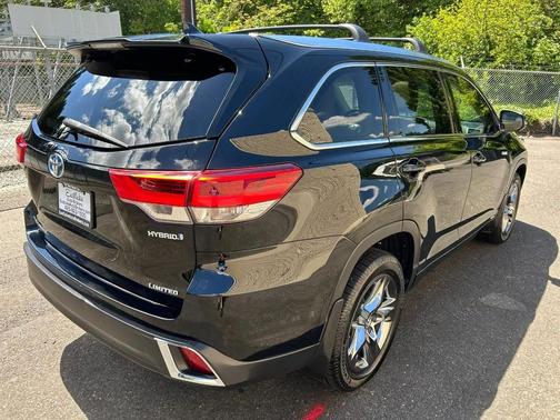 Midnight Black Metallic 2017 Toyota Highlander Hybrid Platinum